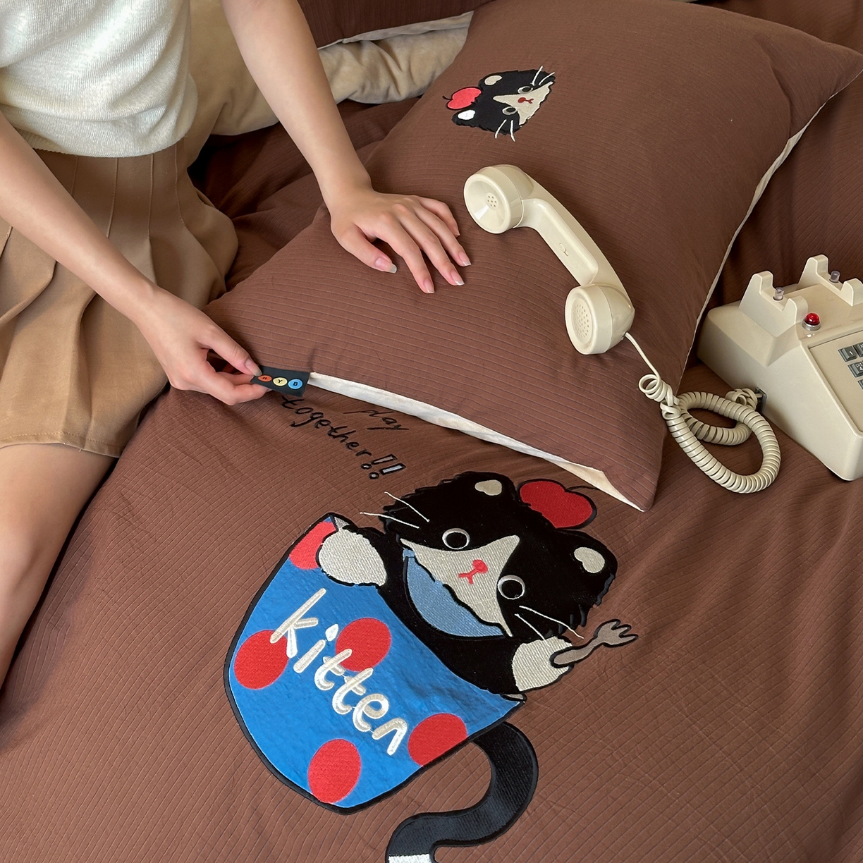 91家纺网 家纺一手货源 找家纺 RYB红黄兰 2025新款设计师原创A面全棉色织水洗棉+B面婴儿绒贴布绣四件套 焦糖奶茶猫