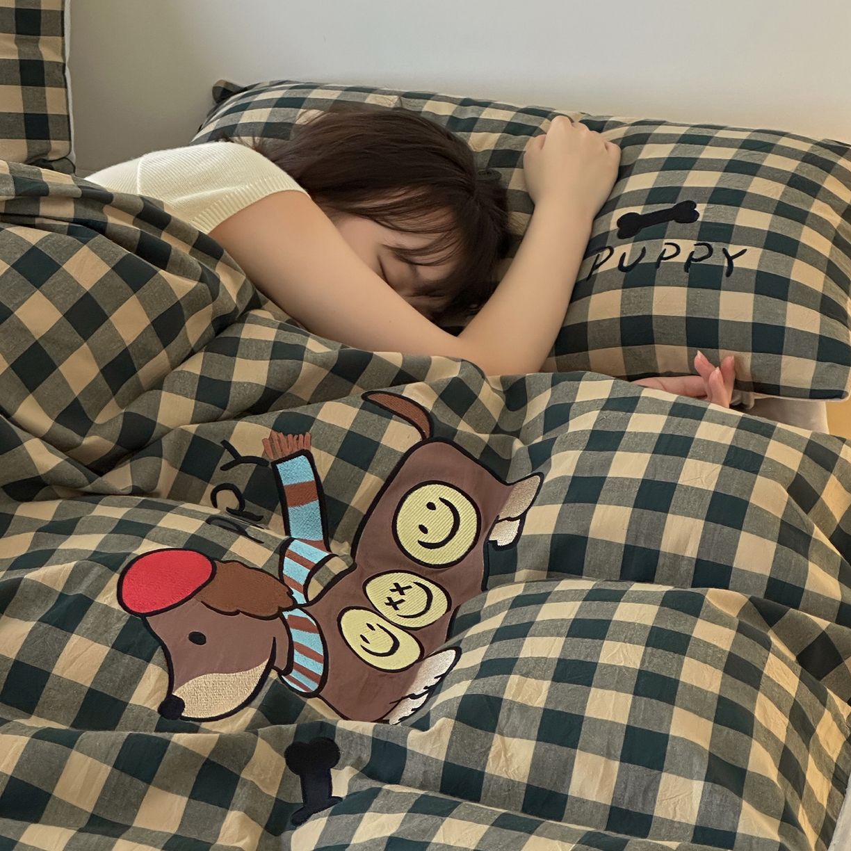 91家纺网 家纺一手货源 找家纺 RYB红黄兰 2025新款设计师原创A面全棉色织水洗棉+B面婴儿绒贴布绣四件套 绿格笑脸汪