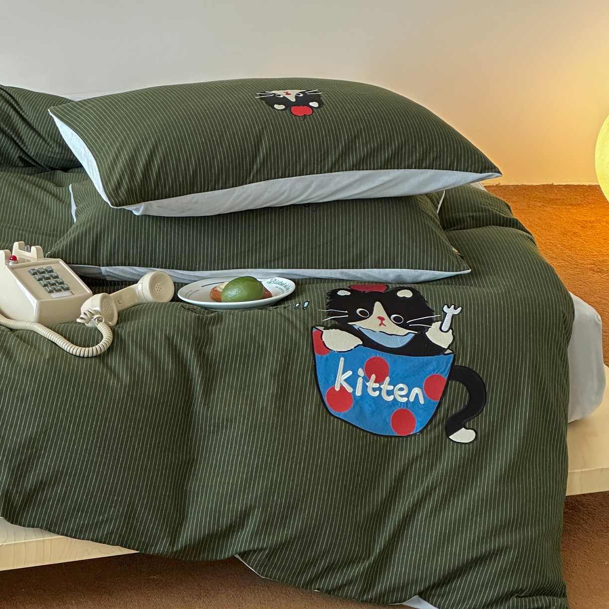 91家纺网 家纺一手货源 找家纺 RYB红黄兰 2025新款设计师原创A面全棉色织水洗棉+B面婴儿绒贴布绣四件套 墨绿奶茶猫