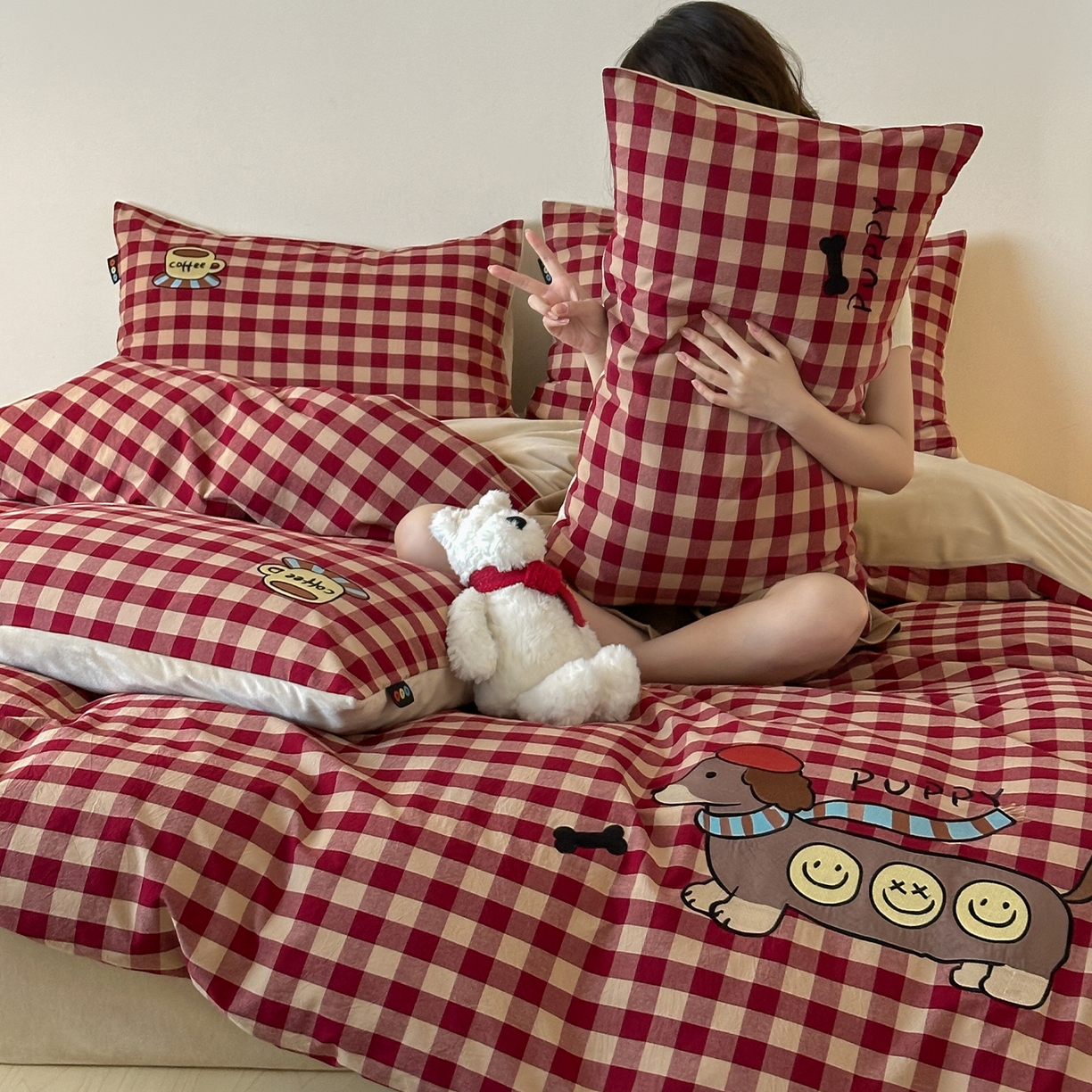 91家纺网 家纺一手货源 找家纺 RYB红黄兰 2025新款设计师原创A面全棉色织水洗棉+B面婴儿绒贴布绣四件套 红格笑脸汪