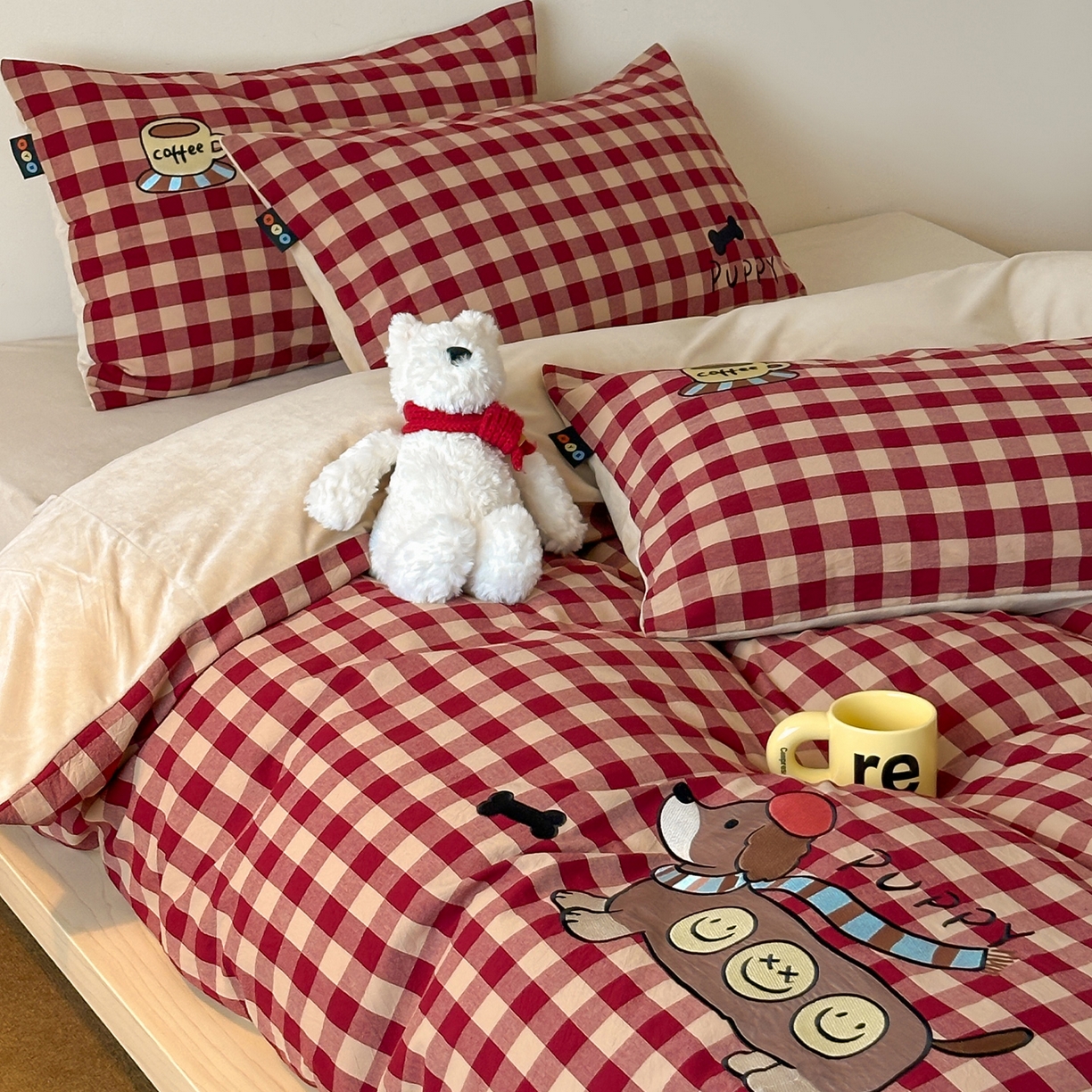 91家纺网 家纺一手货源 找家纺 RYB红黄兰 2025新款设计师原创A面全棉色织水洗棉+B面婴儿绒贴布绣四件套 红格笑脸汪