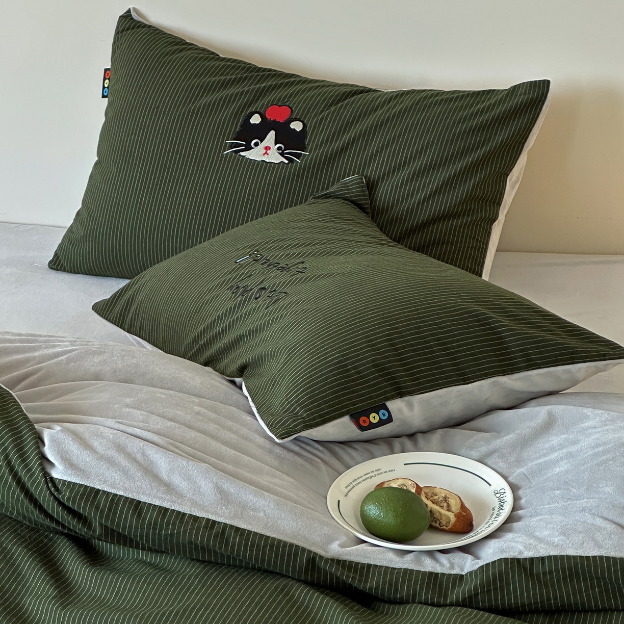 91家纺网 家纺一手货源 找家纺 RYB红黄兰 2025新款设计师原创A面全棉色织水洗棉+B面婴儿绒贴布绣四件套 墨绿奶茶猫