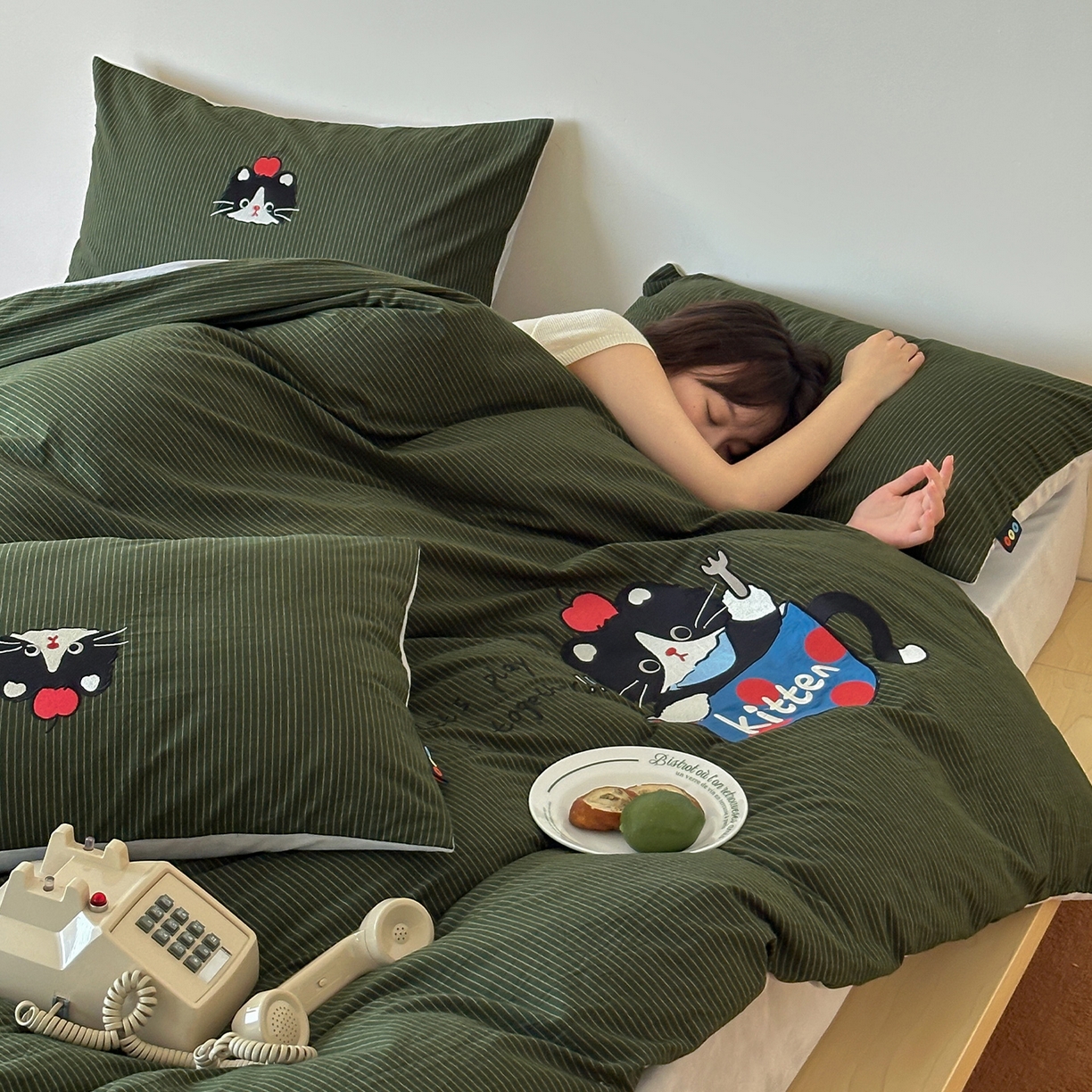 91家纺网 家纺一手货源 找家纺 RYB红黄兰 2025新款设计师原创A面全棉色织水洗棉+B面婴儿绒贴布绣四件套 墨绿奶茶猫