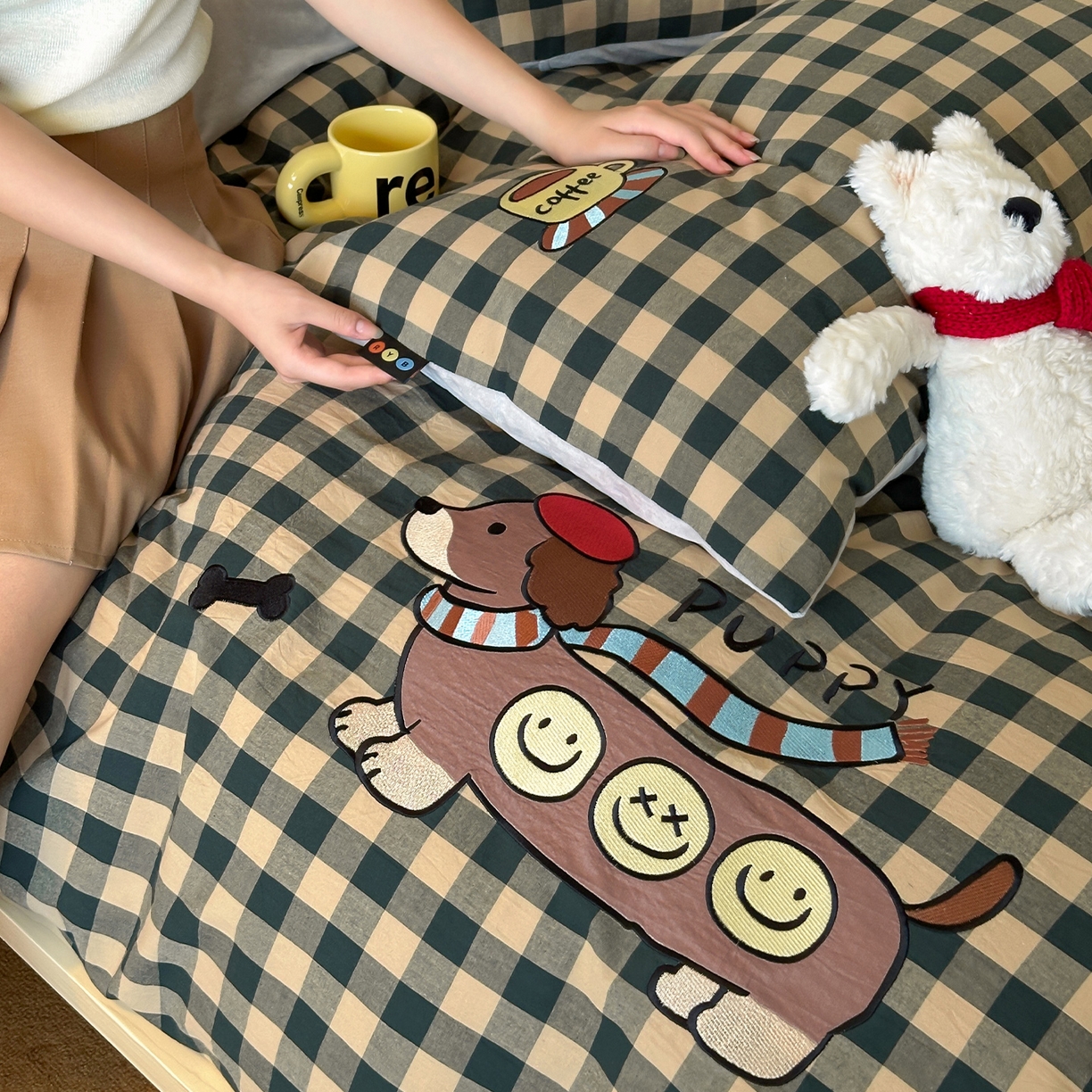 91家纺网 家纺一手货源 找家纺 RYB红黄兰 2025新款设计师原创A面全棉色织水洗棉+B面婴儿绒贴布绣四件套 绿格笑脸汪