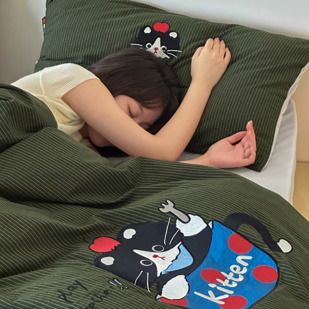 91家纺网 家纺一手货源 找家纺 RYB红黄兰 2025新款设计师原创A面全棉色织水洗棉+B面婴儿绒贴布绣四件套 墨绿奶茶猫