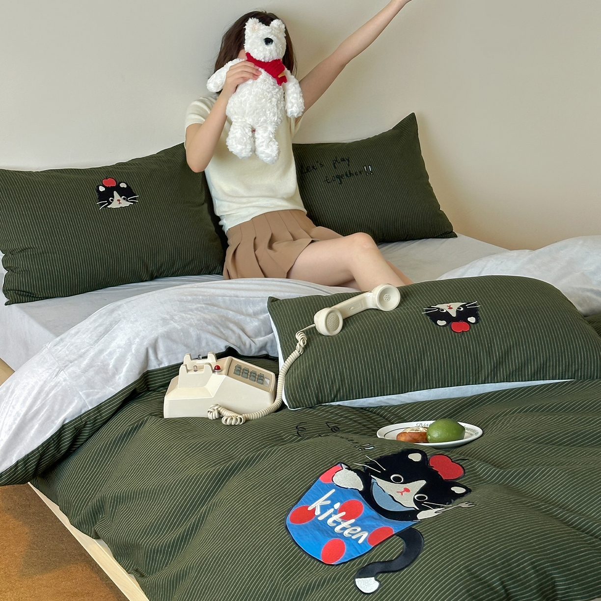 91家纺网 家纺一手货源 找家纺 RYB红黄兰 2025新款设计师原创A面全棉色织水洗棉+B面婴儿绒贴布绣四件套 墨绿奶茶猫