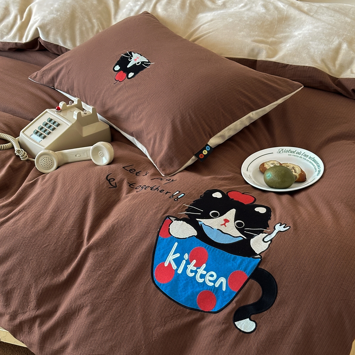 91家纺网 家纺一手货源 找家纺 RYB红黄兰 2025新款设计师原创A面全棉色织水洗棉+B面婴儿绒贴布绣四件套 焦糖奶茶猫