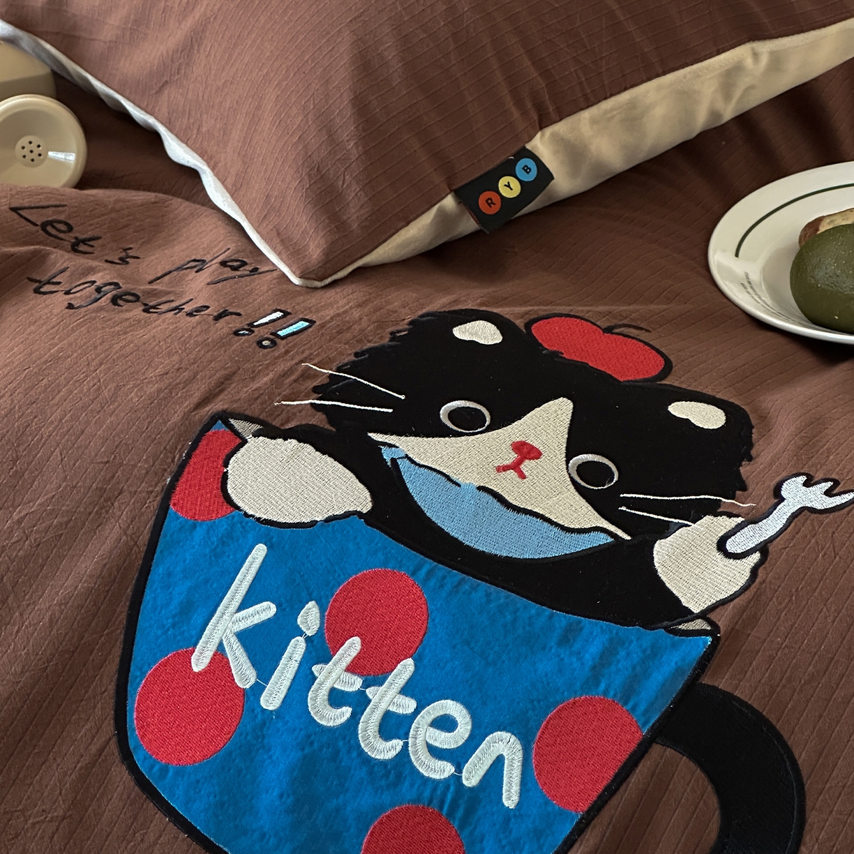 91家纺网 家纺一手货源 找家纺 RYB红黄兰 2025新款设计师原创A面全棉色织水洗棉+B面婴儿绒贴布绣四件套 焦糖奶茶猫