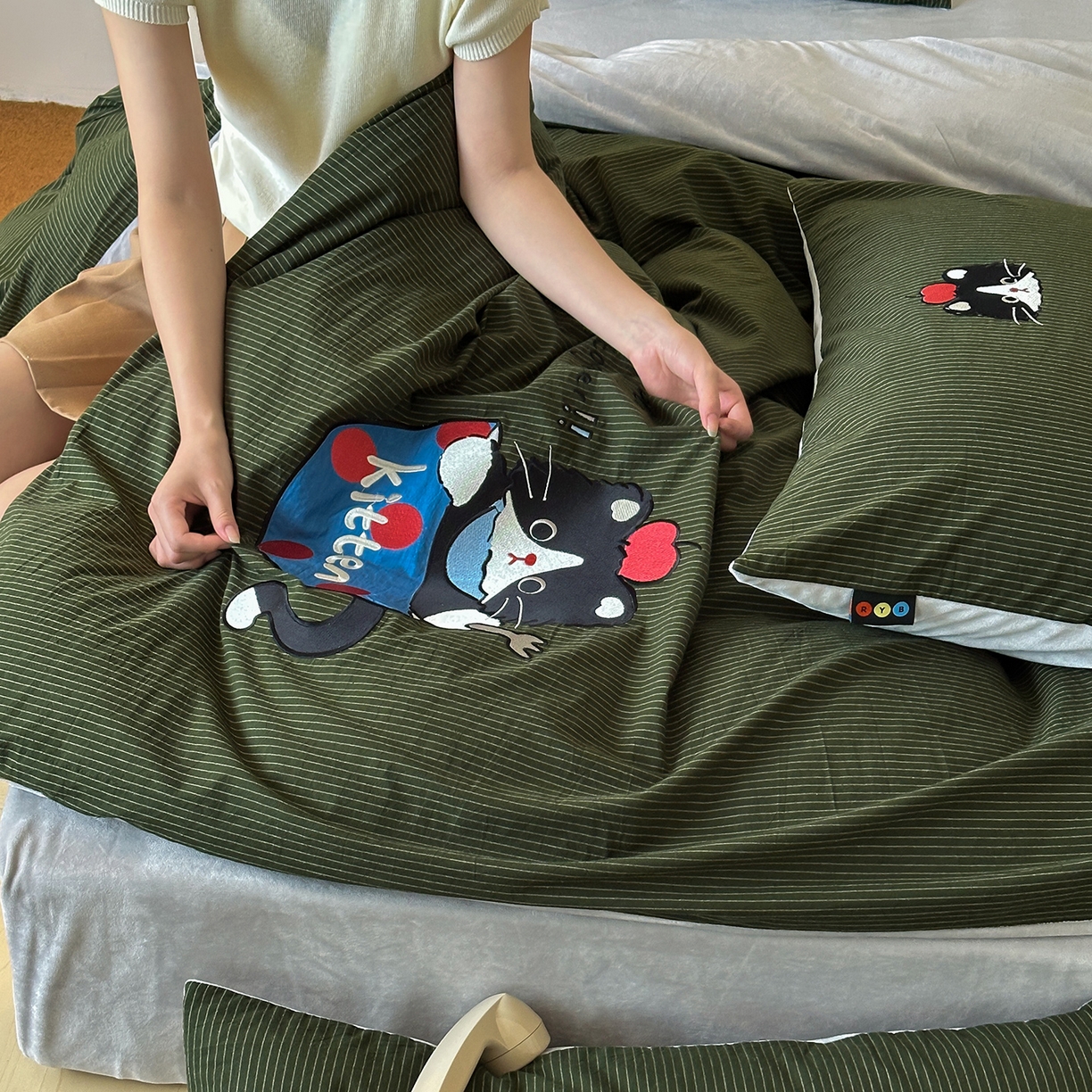 91家纺网 家纺一手货源 找家纺 RYB红黄兰 2025新款设计师原创A面全棉色织水洗棉+B面婴儿绒贴布绣四件套 墨绿奶茶猫