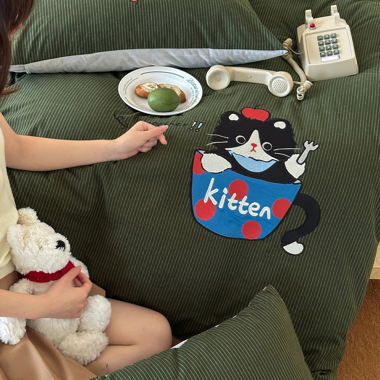 91家纺网 家纺一手货源 找家纺 RYB红黄兰 2025新款设计师原创A面全棉色织水洗棉+B面婴儿绒贴布绣四件套 墨绿奶茶猫