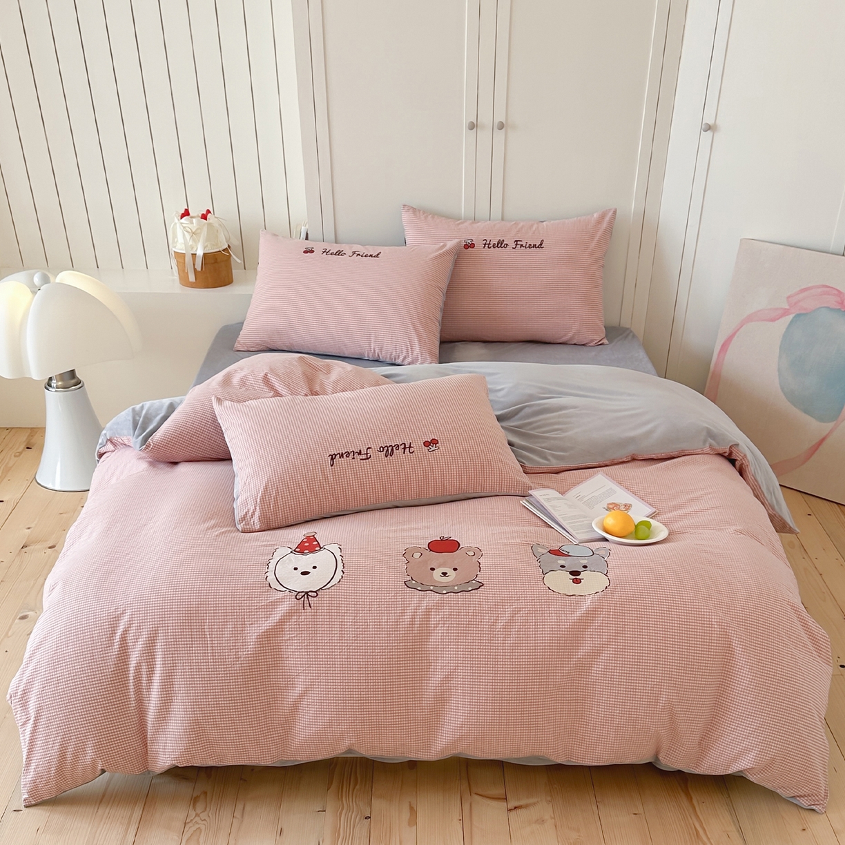 91家纺网 家纺一手货源 找家纺 RYB红黄兰 2025新款设计师原创A面全棉色织水洗棉+B面婴儿绒贴布绣四件套 蜜格萌宠粉