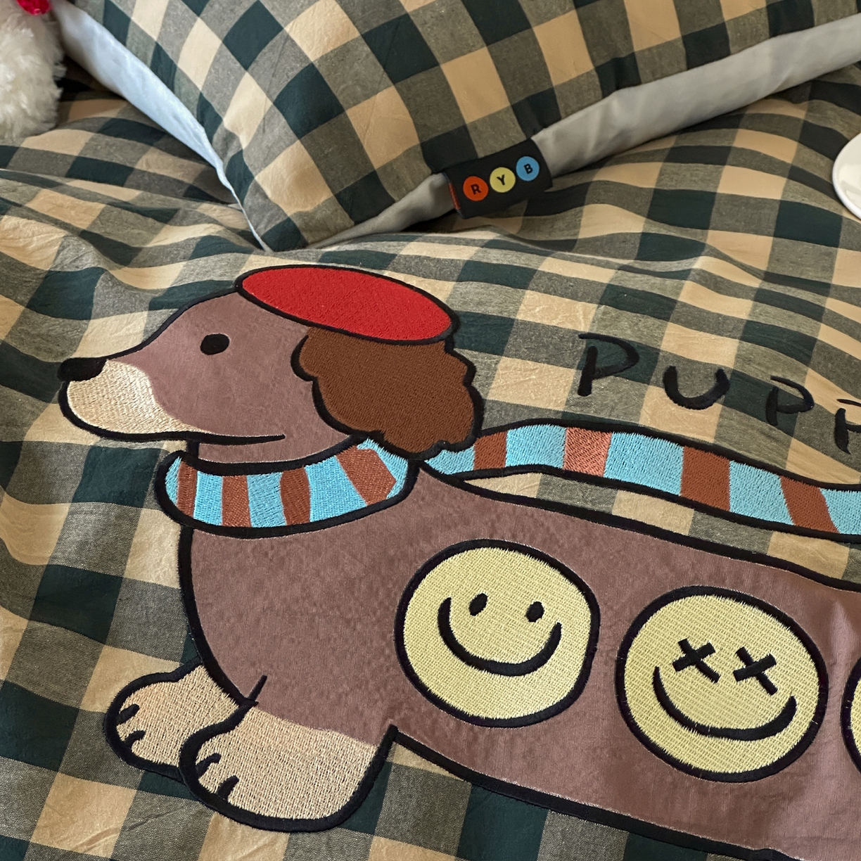 91家纺网 家纺一手货源 找家纺 RYB红黄兰 2025新款设计师原创A面全棉色织水洗棉+B面婴儿绒贴布绣四件套 绿格笑脸汪