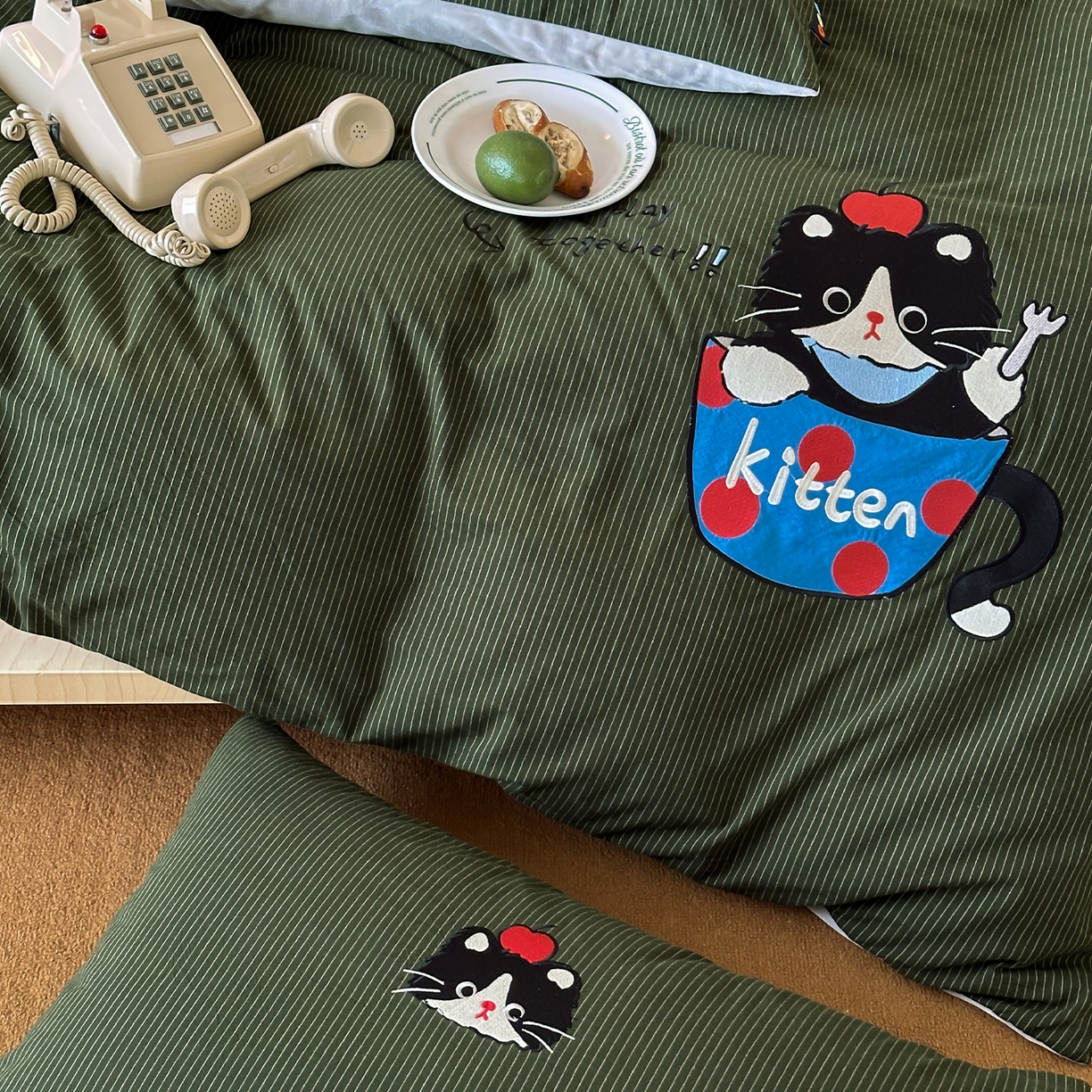 91家纺网 家纺一手货源 找家纺 RYB红黄兰 2025新款设计师原创A面全棉色织水洗棉+B面婴儿绒贴布绣四件套 墨绿奶茶猫