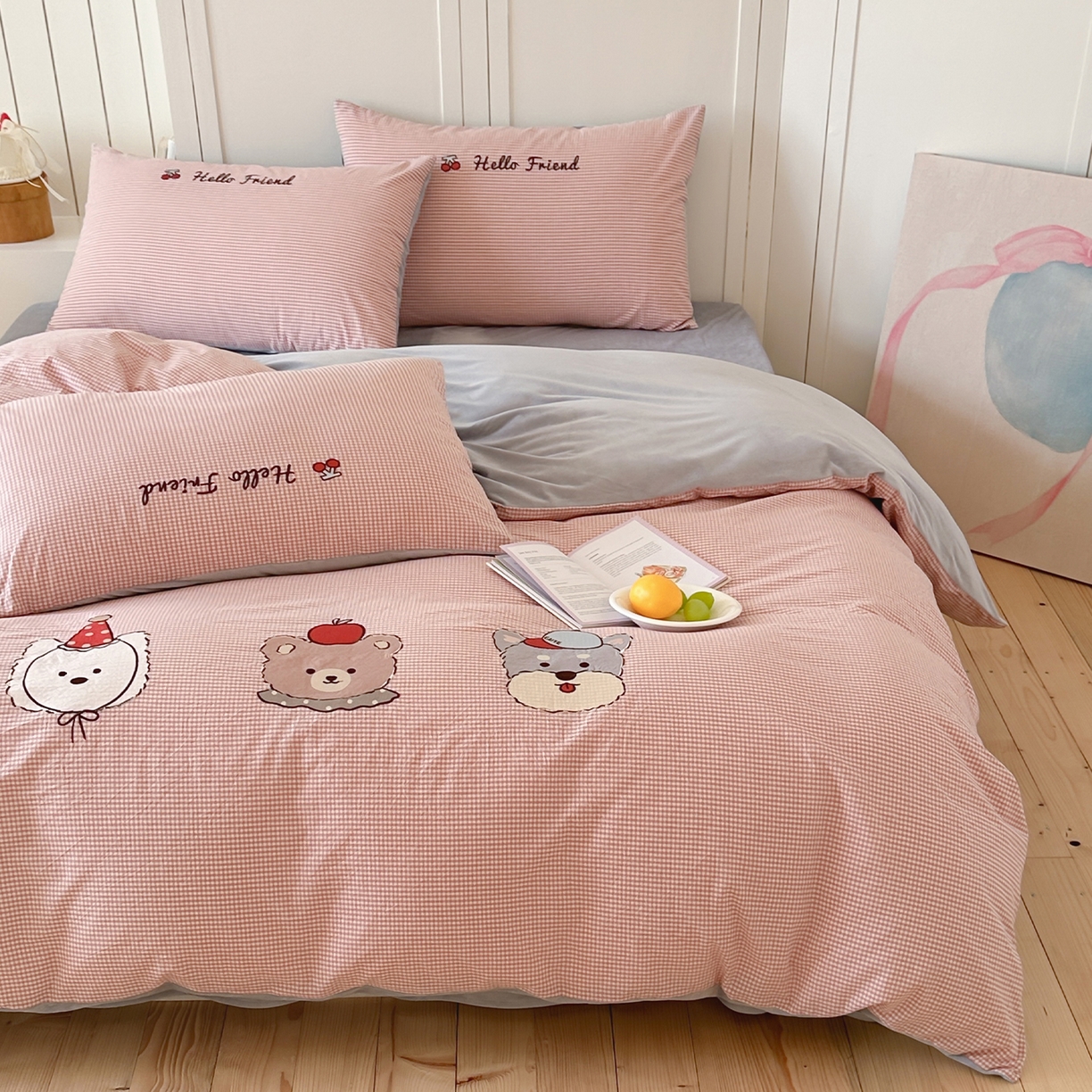 91家纺网 家纺一手货源 找家纺 RYB红黄兰 2025新款设计师原创A面全棉色织水洗棉+B面婴儿绒贴布绣四件套 蜜格萌宠粉