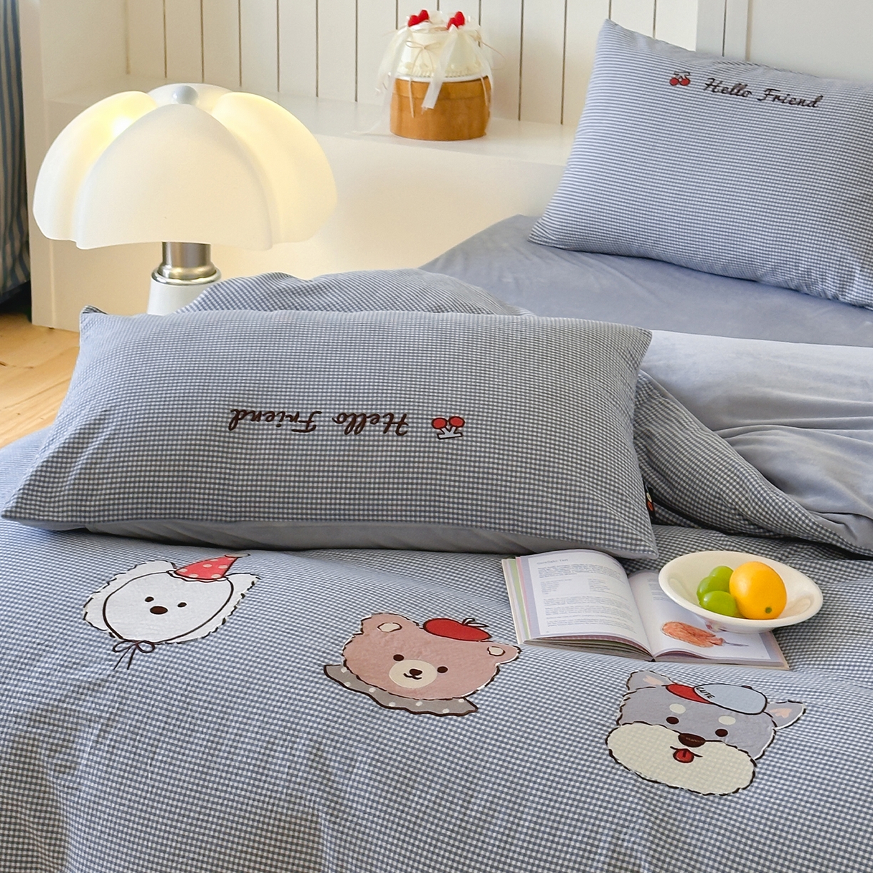 91家纺网 家纺一手货源 找家纺 RYB红黄兰 2025新款设计师原创A面全棉色织水洗棉+B面婴儿绒贴布绣四件套 蜜格萌宠蓝