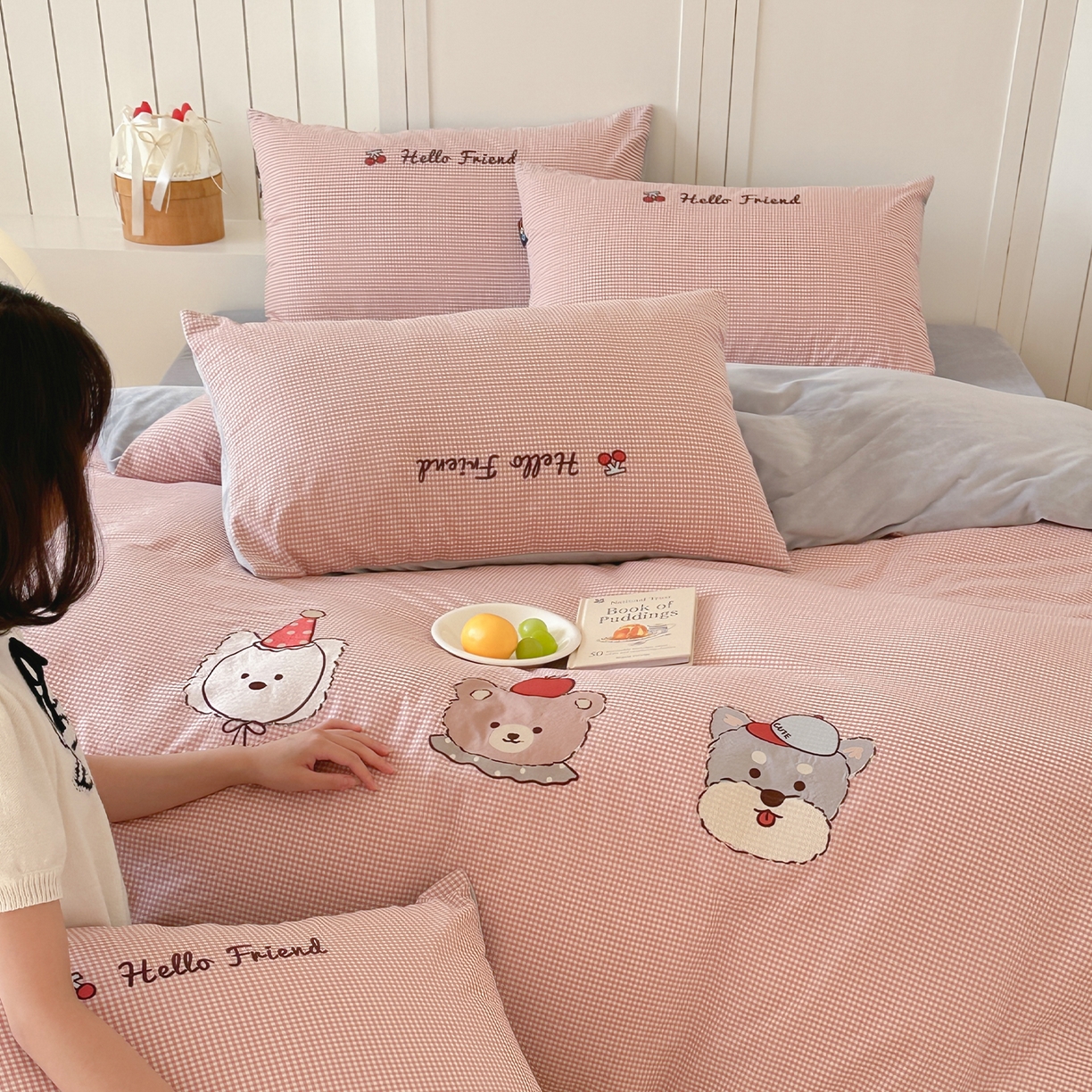 91家纺网 家纺一手货源 找家纺 RYB红黄兰 2025新款设计师原创A面全棉色织水洗棉+B面婴儿绒贴布绣四件套 蜜格萌宠粉