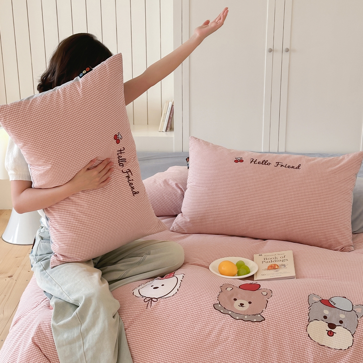 91家纺网 家纺一手货源 找家纺 RYB红黄兰 2025新款设计师原创A面全棉色织水洗棉+B面婴儿绒贴布绣四件套 蜜格萌宠粉