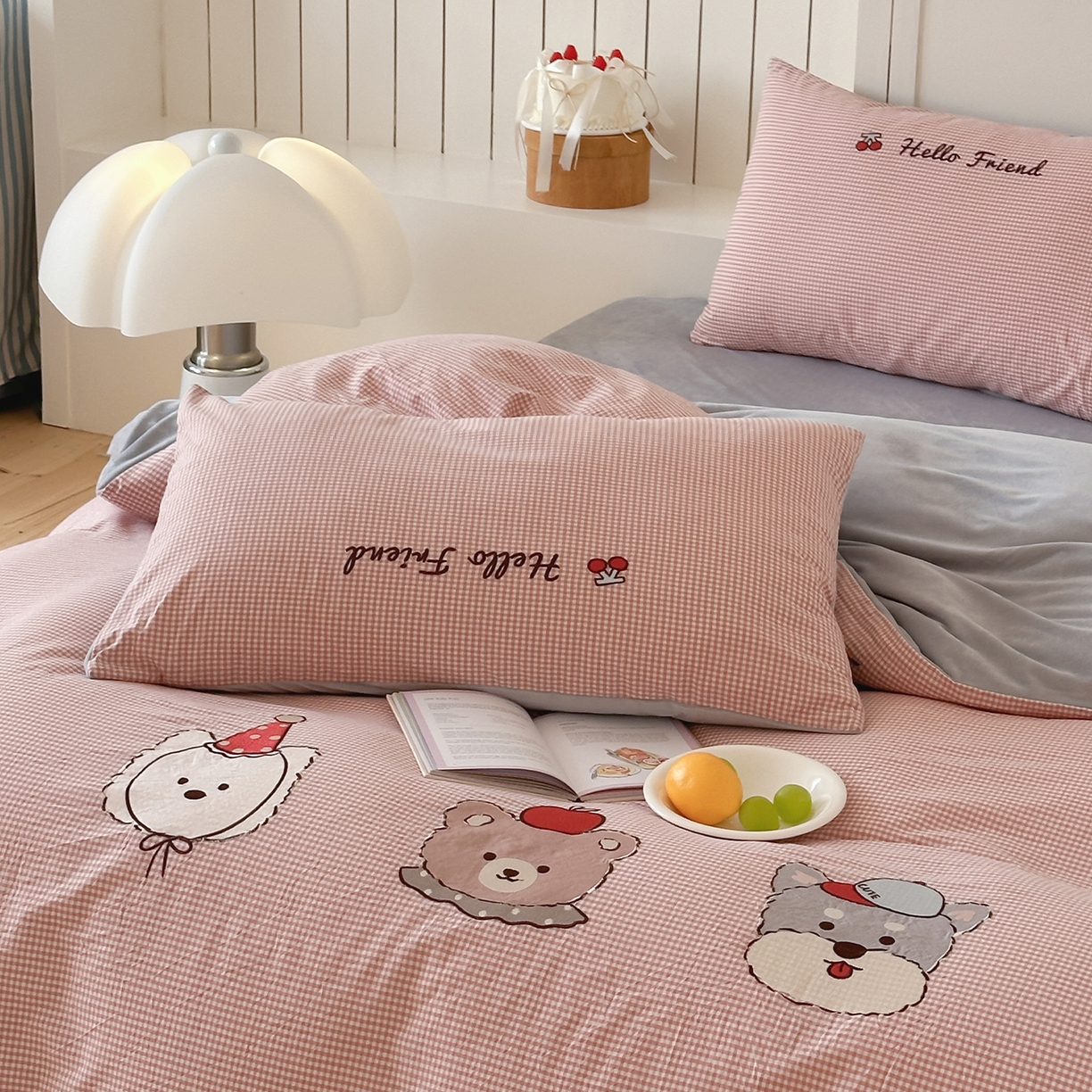 91家纺网 家纺一手货源 找家纺 RYB红黄兰 2025新款设计师原创A面全棉色织水洗棉+B面婴儿绒贴布绣四件套 蜜格萌宠粉