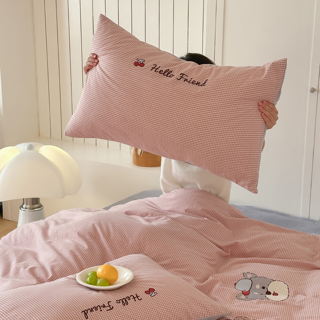 91家纺网 家纺一手货源 找家纺 RYB红黄兰 2025新款设计师原创A面全棉色织水洗棉+B面婴儿绒贴布绣四件套 蜜格萌宠粉