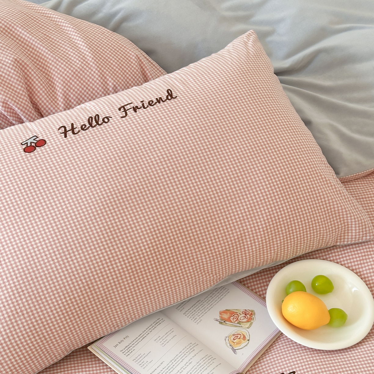 91家纺网 家纺一手货源 找家纺 RYB红黄兰 2025新款设计师原创A面全棉色织水洗棉+B面婴儿绒贴布绣四件套 蜜格萌宠粉