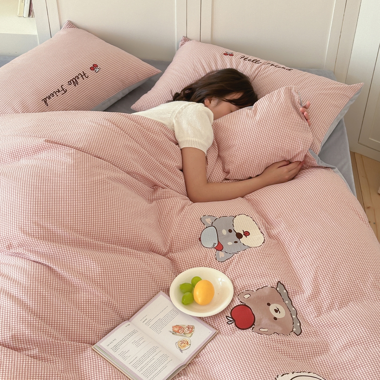 91家纺网 家纺一手货源 找家纺 RYB红黄兰 2025新款设计师原创A面全棉色织水洗棉+B面婴儿绒贴布绣四件套 蜜格萌宠粉