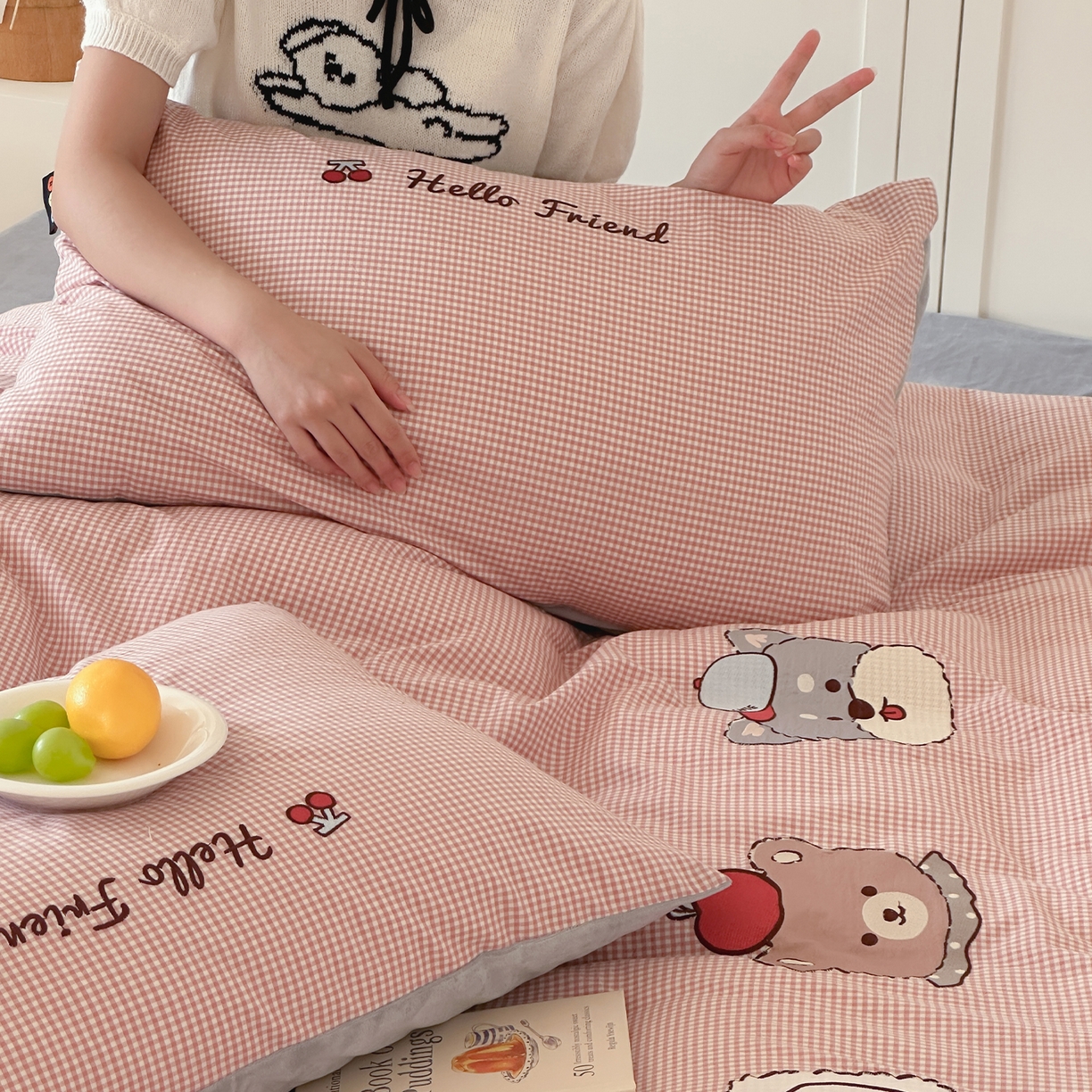 91家纺网 家纺一手货源 找家纺 RYB红黄兰 2025新款设计师原创A面全棉色织水洗棉+B面婴儿绒贴布绣四件套 蜜格萌宠粉