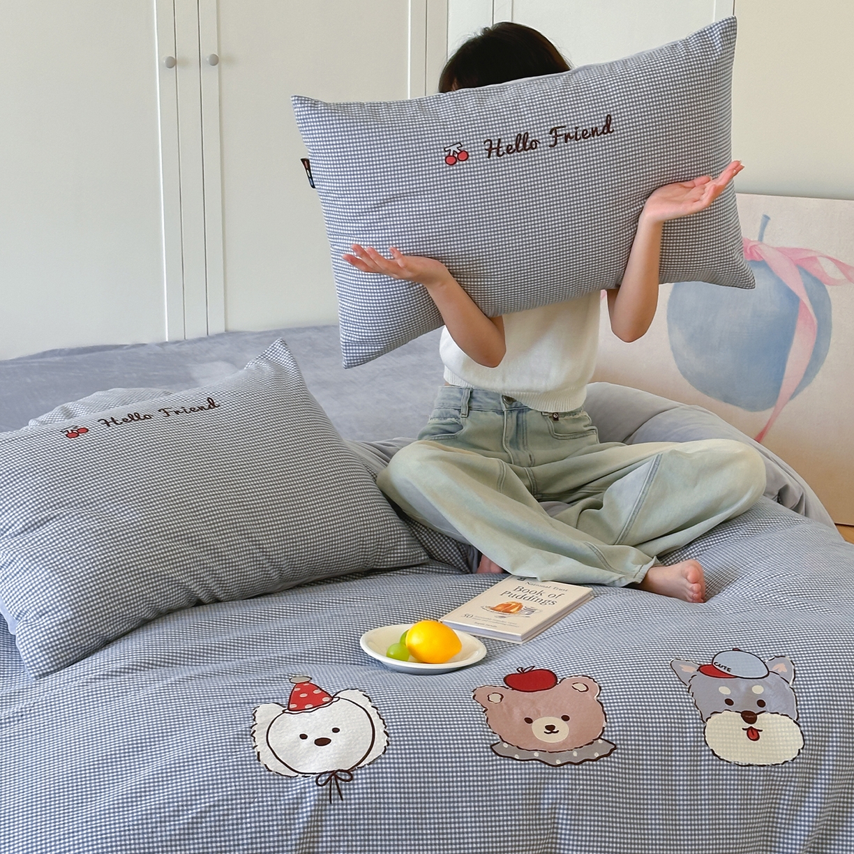 91家纺网 家纺一手货源 找家纺 RYB红黄兰 2025新款设计师原创A面全棉色织水洗棉+B面婴儿绒贴布绣四件套 蜜格萌宠蓝