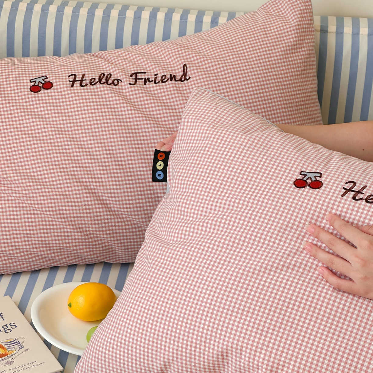 91家纺网 家纺一手货源 找家纺 RYB红黄兰 2025新款设计师原创A面全棉色织水洗棉+B面婴儿绒贴布绣四件套 蜜格萌宠粉