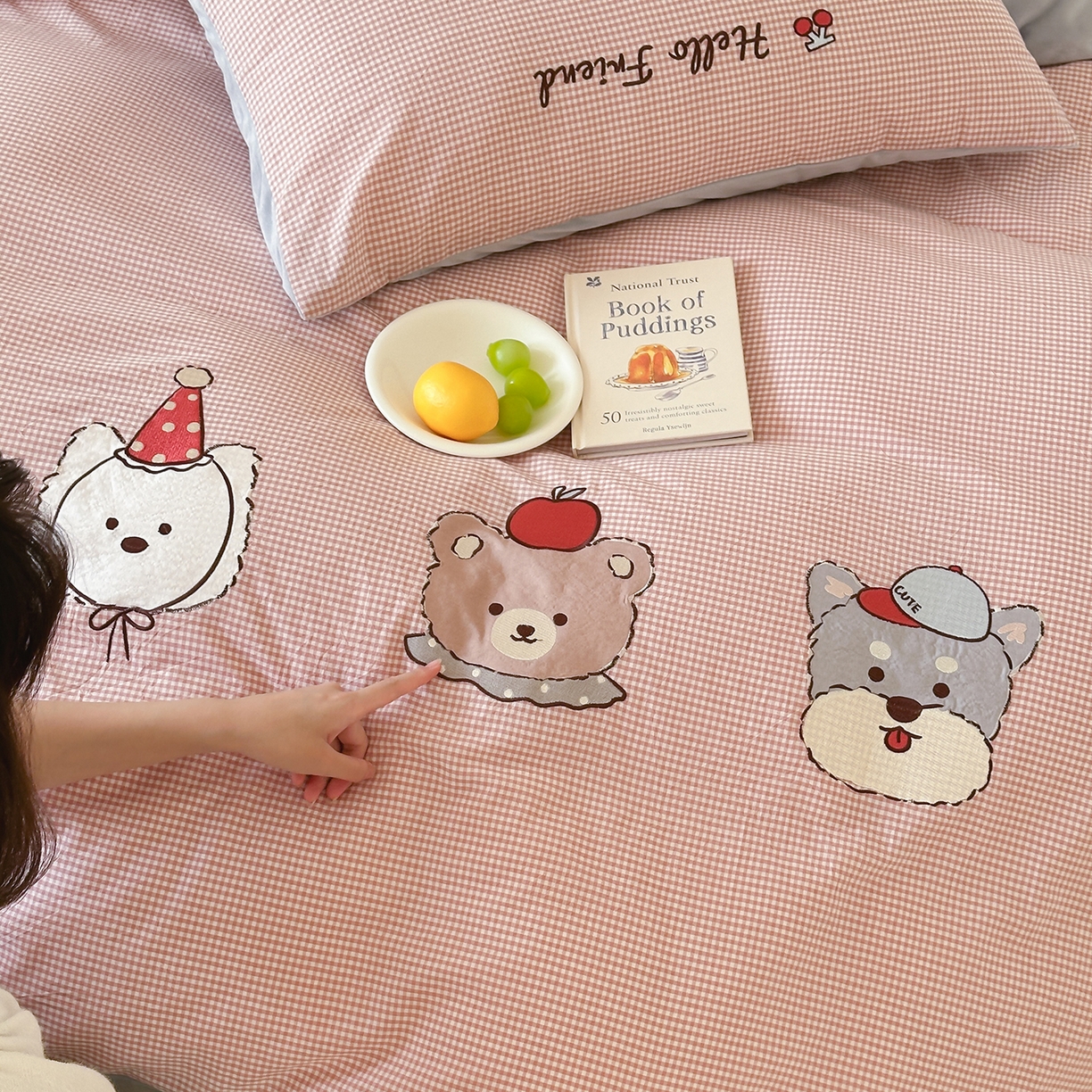 91家纺网 家纺一手货源 找家纺 RYB红黄兰 2025新款设计师原创A面全棉色织水洗棉+B面婴儿绒贴布绣四件套 蜜格萌宠粉