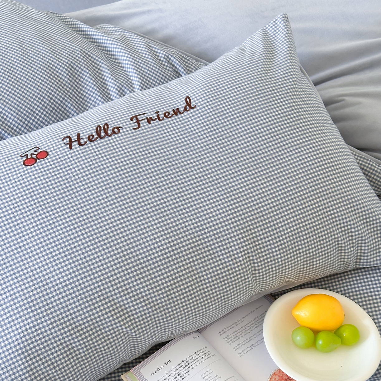 91家纺网 家纺一手货源 找家纺 RYB红黄兰 2025新款设计师原创A面全棉色织水洗棉+B面婴儿绒贴布绣四件套 蜜格萌宠蓝