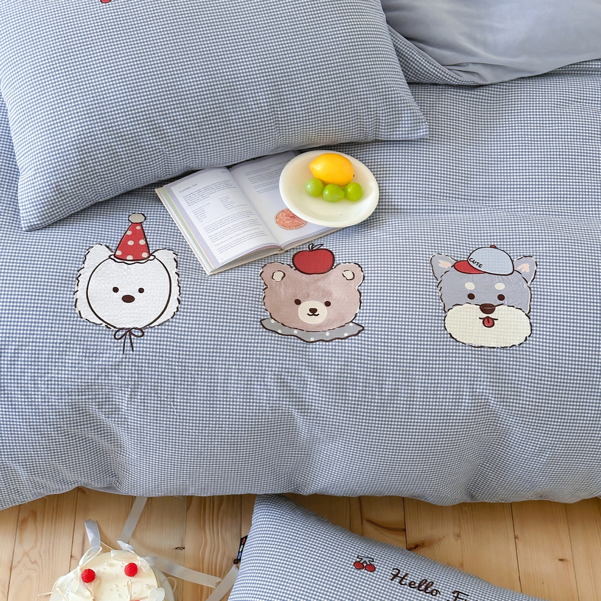 91家纺网 家纺一手货源 找家纺 RYB红黄兰 2025新款设计师原创A面全棉色织水洗棉+B面婴儿绒贴布绣四件套 蜜格萌宠蓝