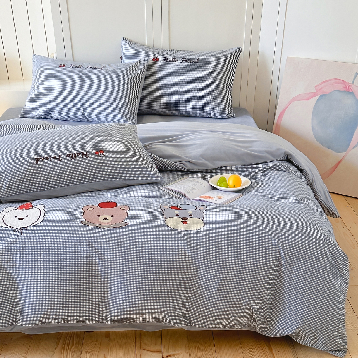 91家纺网 家纺一手货源 找家纺 RYB红黄兰 2025新款设计师原创A面全棉色织水洗棉+B面婴儿绒贴布绣四件套 蜜格萌宠蓝