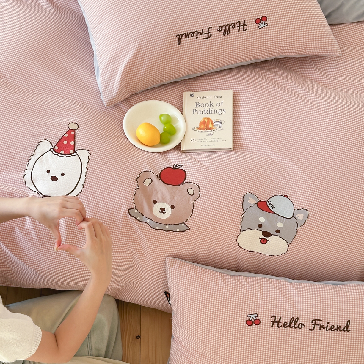 91家纺网 家纺一手货源 找家纺 RYB红黄兰 2025新款设计师原创A面全棉色织水洗棉+B面婴儿绒贴布绣四件套 蜜格萌宠粉