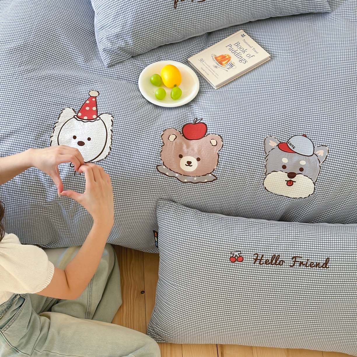 91家纺网 家纺一手货源 找家纺 RYB红黄兰 2025新款设计师原创A面全棉色织水洗棉+B面婴儿绒贴布绣四件套 蜜格萌宠蓝