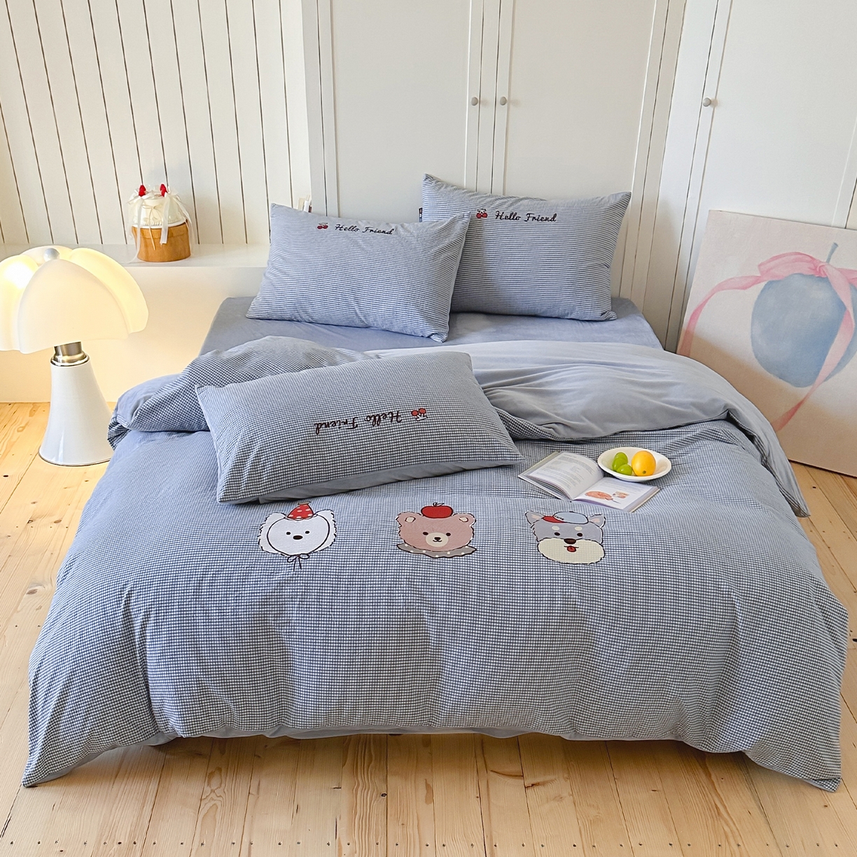 91家纺网 家纺一手货源 找家纺 RYB红黄兰 2025新款设计师原创A面全棉色织水洗棉+B面婴儿绒贴布绣四件套 蜜格萌宠蓝