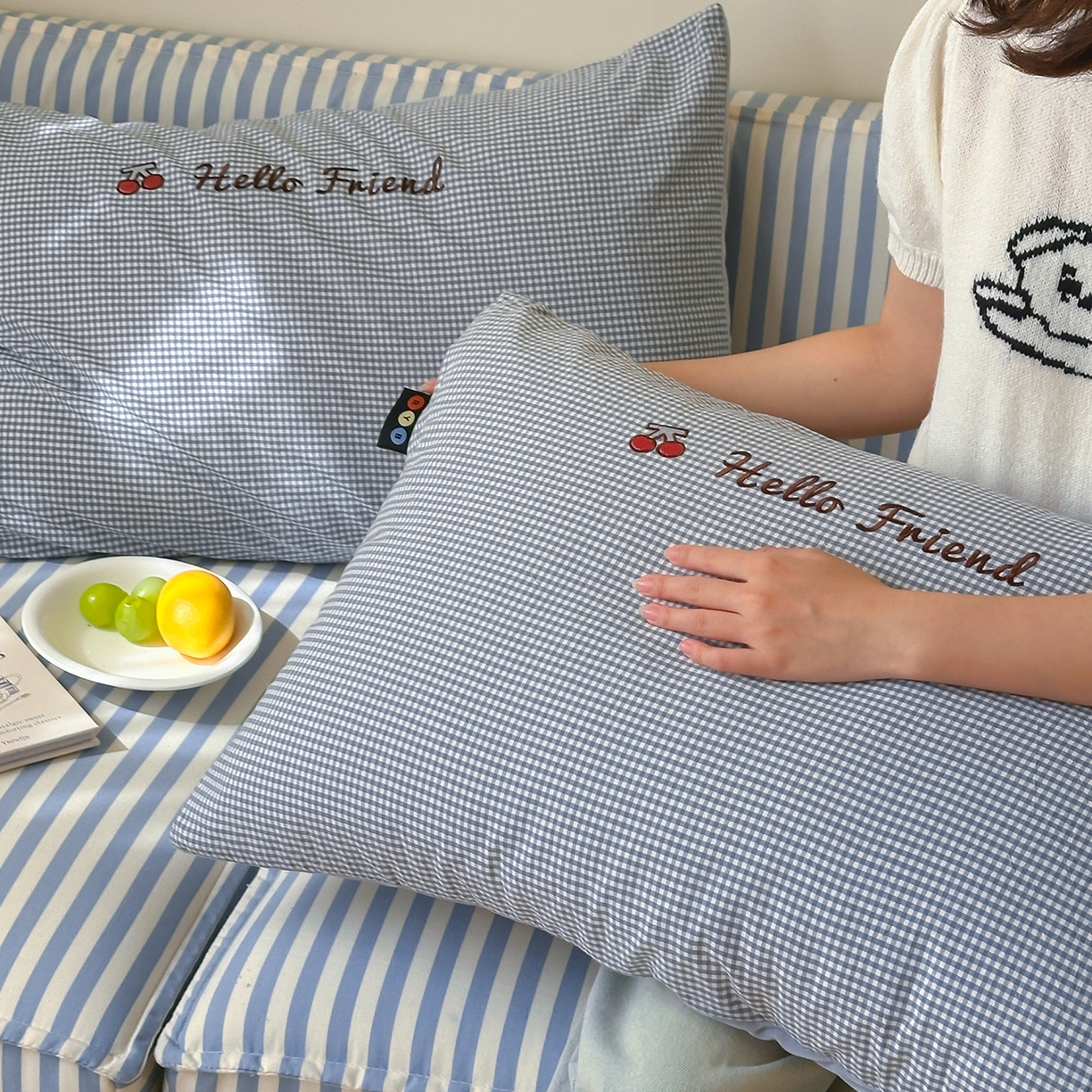 91家纺网 家纺一手货源 找家纺 RYB红黄兰 2025新款设计师原创A面全棉色织水洗棉+B面婴儿绒贴布绣四件套 蜜格萌宠蓝