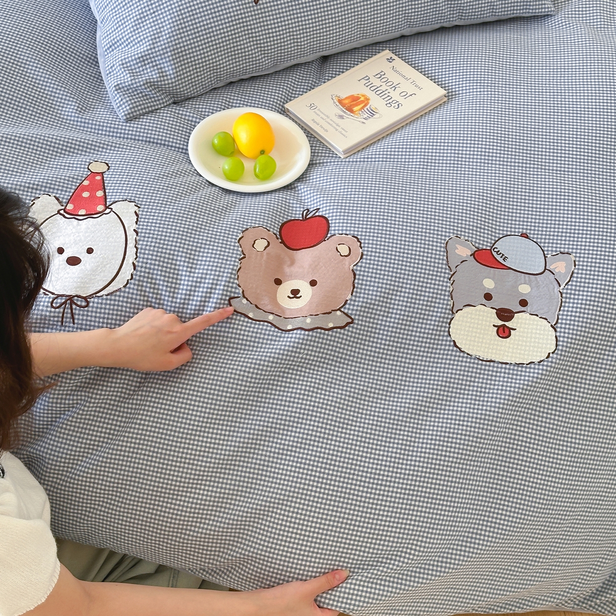 91家纺网 家纺一手货源 找家纺 RYB红黄兰 2025新款设计师原创A面全棉色织水洗棉+B面婴儿绒贴布绣四件套 蜜格萌宠蓝