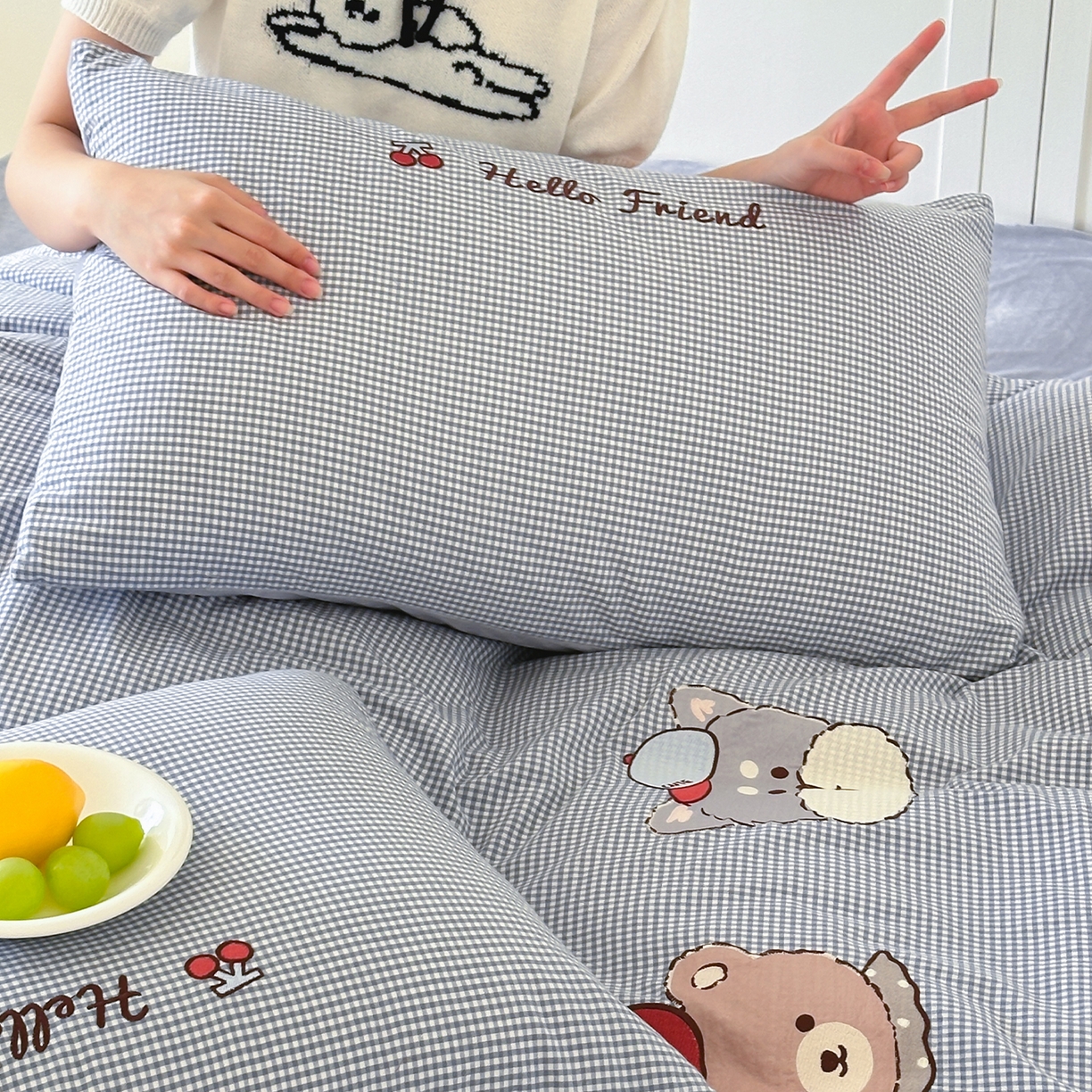 91家纺网 家纺一手货源 找家纺 RYB红黄兰 2025新款设计师原创A面全棉色织水洗棉+B面婴儿绒贴布绣四件套 蜜格萌宠蓝