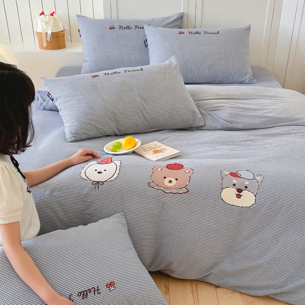 91家纺网 家纺一手货源 找家纺 RYB红黄兰 2025新款设计师原创A面全棉色织水洗棉+B面婴儿绒贴布绣四件套 蜜格萌宠蓝