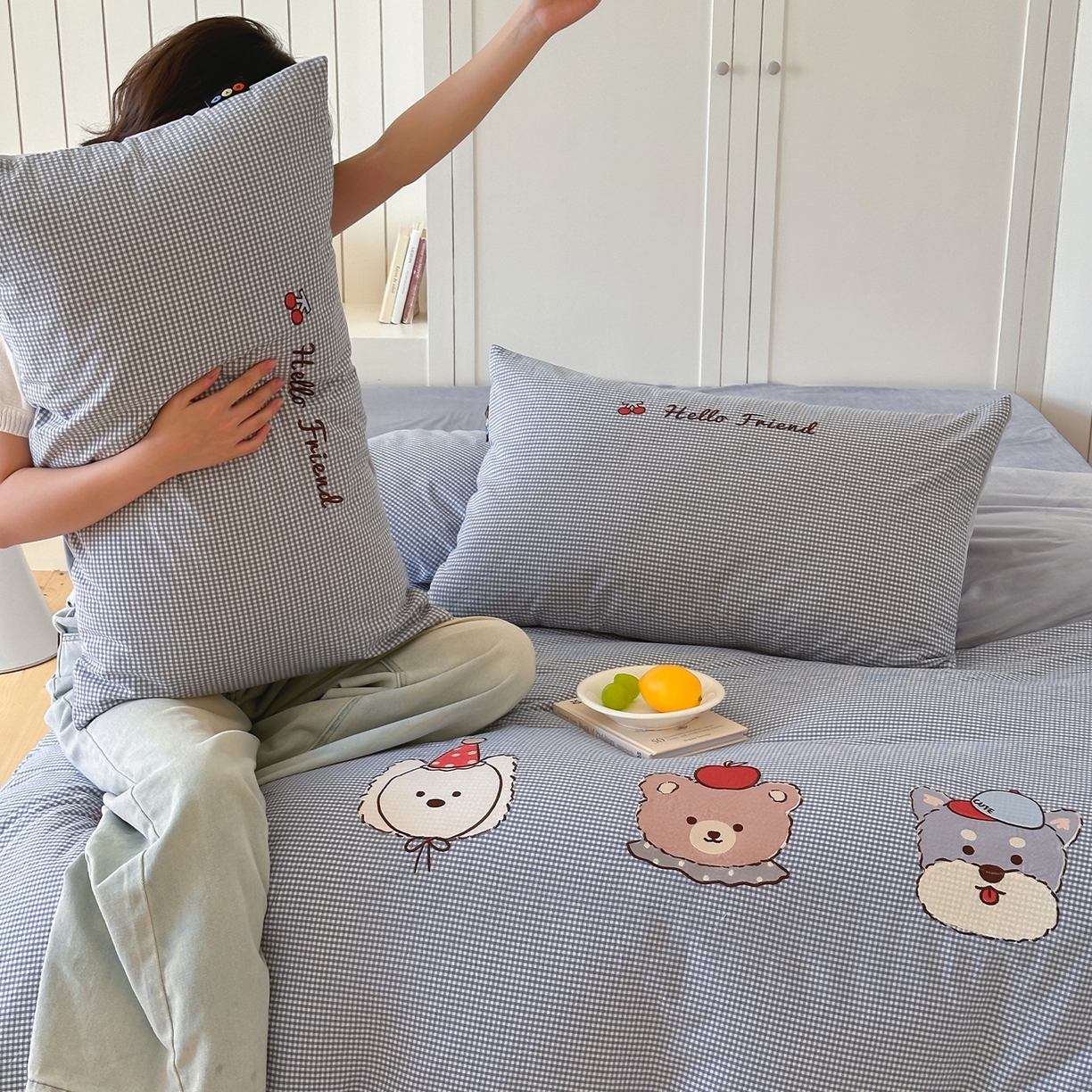 91家纺网 家纺一手货源 找家纺 RYB红黄兰 2025新款设计师原创A面全棉色织水洗棉+B面婴儿绒贴布绣四件套 蜜格萌宠蓝