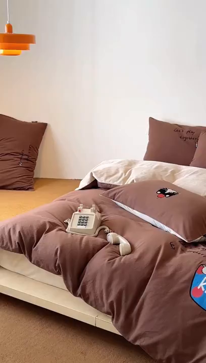 91家纺网 家纺一手货源 找家纺 RYB红黄兰 2025新款设计师原创A面全棉色织水洗棉+B面婴儿绒贴布绣四件套 焦糖奶茶猫