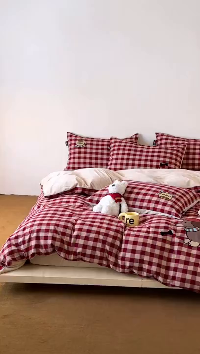 91家纺网 家纺一手货源 找家纺 RYB红黄兰 2025新款设计师原创A面全棉色织水洗棉+B面婴儿绒贴布绣四件套 红格笑脸汪