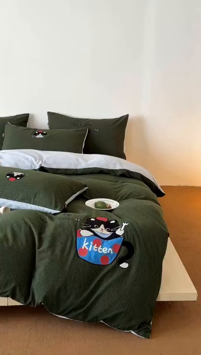 91家纺网 家纺一手货源 找家纺 RYB红黄兰 2025新款设计师原创A面全棉色织水洗棉+B面婴儿绒贴布绣四件套 墨绿奶茶猫