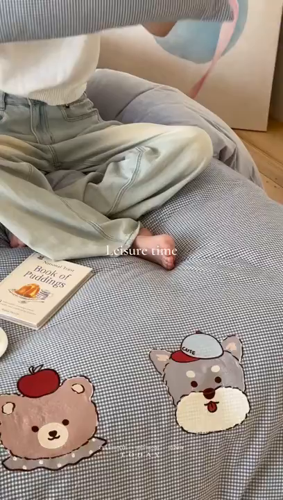 91家纺网 家纺一手货源 找家纺 RYB红黄兰 2025新款设计师原创A面全棉色织水洗棉+B面婴儿绒贴布绣四件套 蜜格萌宠蓝