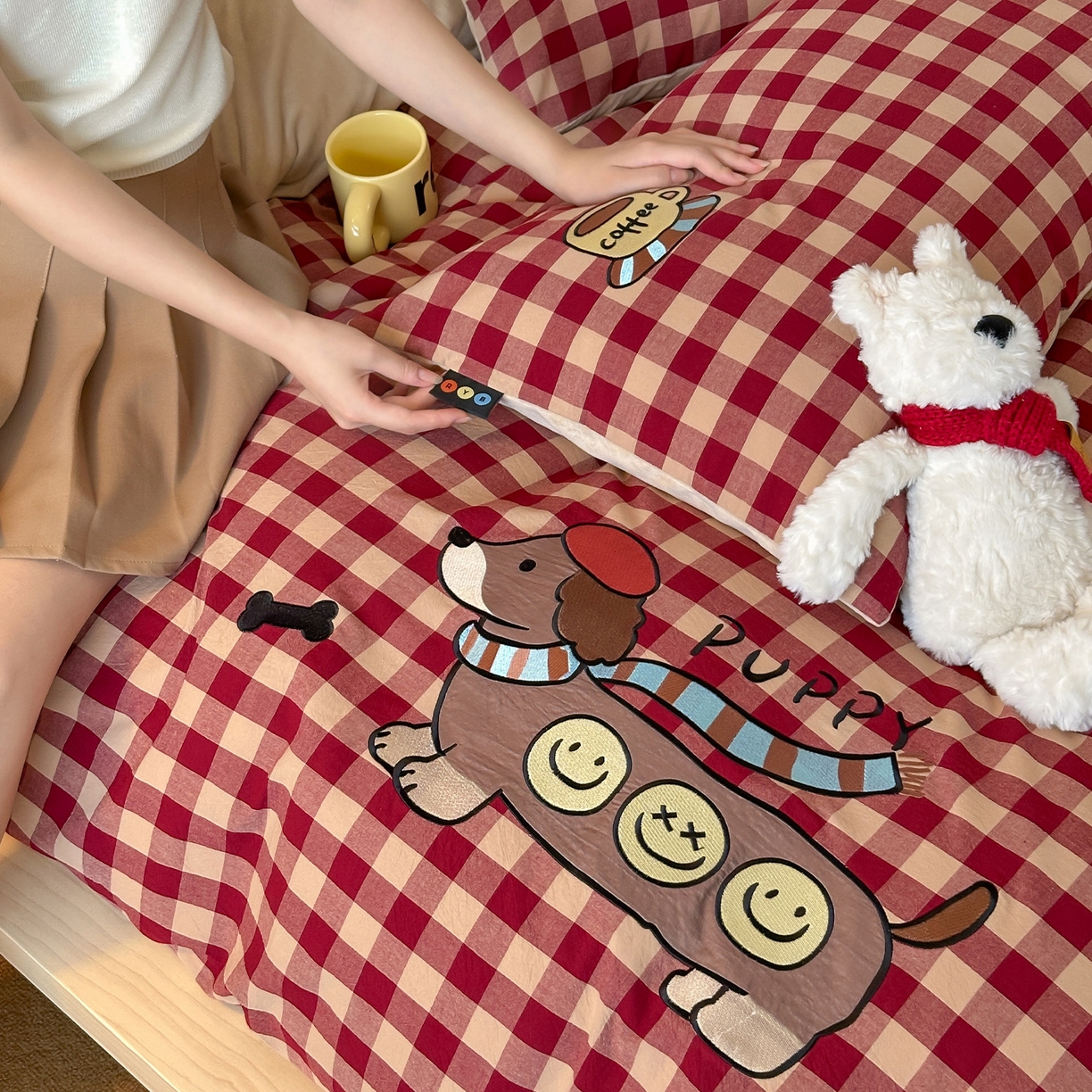 91家纺网 家纺一手货源 找家纺 RYB红黄兰 2025新款设计师原创A面全棉色织水洗棉+B面婴儿绒贴布绣四件套 红格笑脸汪