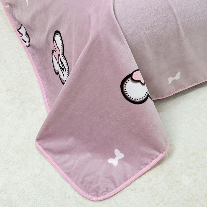 91家纺网 家纺一手货源 找家纺 茗婷家纺 2025新款牛奶绒防水被套床单枕套四件套图供跨境外贸 米奇头豆沙