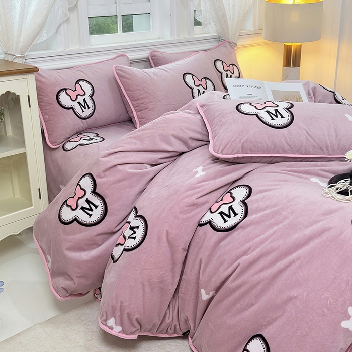 91家纺网 家纺一手货源 找家纺 茗婷家纺 2025新款牛奶绒防水被套床单枕套四件套图供跨境外贸 米奇头豆沙