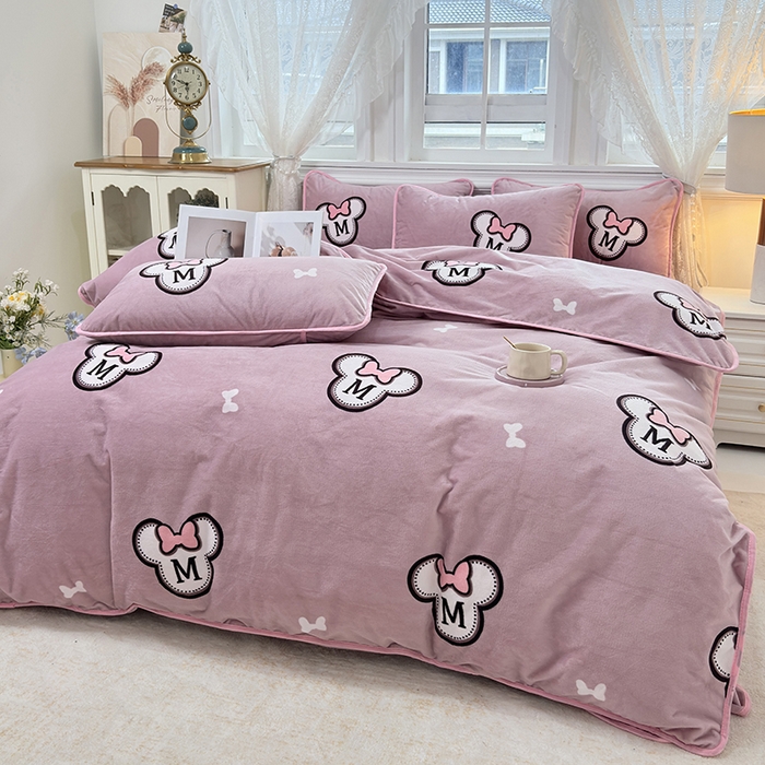 91家纺网 家纺一手货源 找家纺 茗婷家纺 2025新款牛奶绒防水被套床单枕套四件套图供跨境外贸 米奇头豆沙