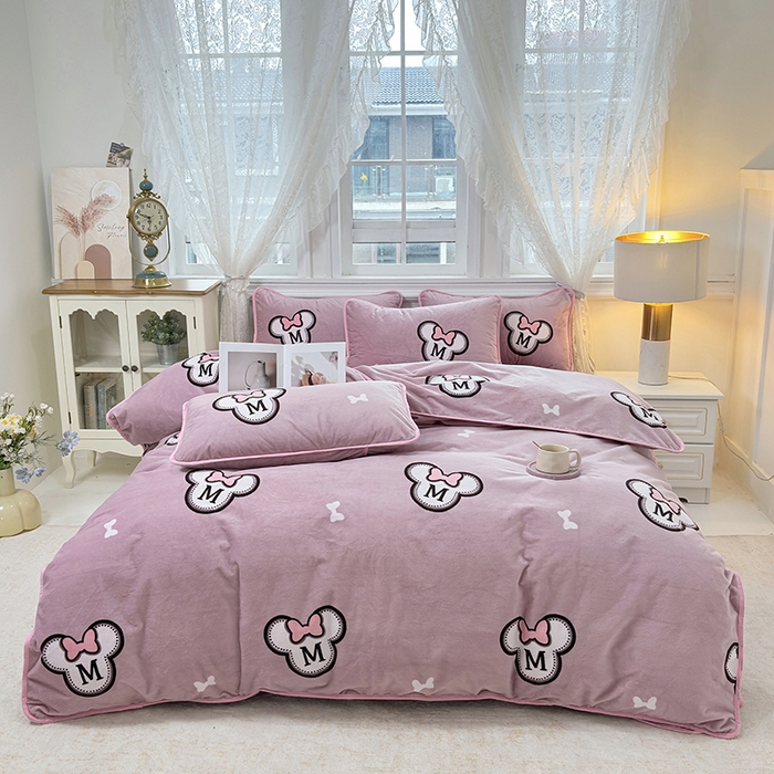 91家纺网 家纺一手货源 找家纺 茗婷家纺 2025新款牛奶绒防水被套床单枕套四件套图供跨境外贸 米奇头豆沙