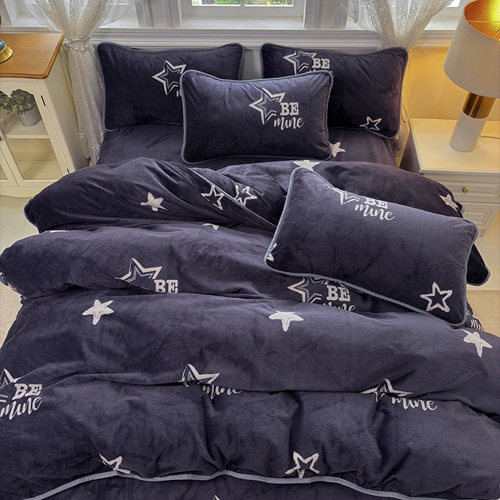 91家纺网 家纺一手货源 找家纺 茗婷家纺 2025新款牛奶绒防水被套床单枕套四件套图供跨境外贸 英伦风深灰